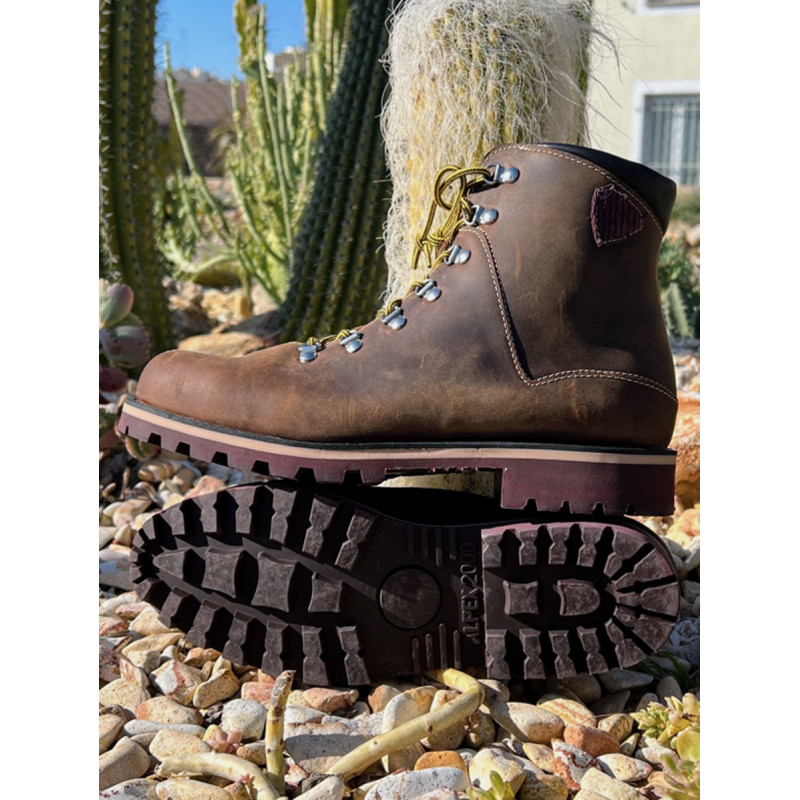 Paire de rangers haut de gamme en cuir signée Joseph Malinge & Tanngreen