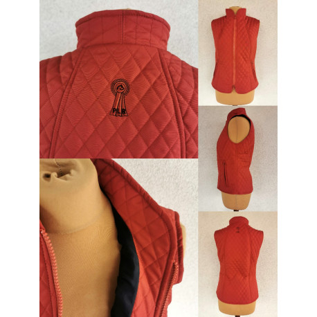 Superbe gilet matelassé PLR Equitation, à la coupe stylée et cintrée pour une silhouette très féminine et un confort moderne Superbe gilet matelassé PLR Equitation, à la coupe stylée et cintrée pour une silhouette très féminine et un confort moderne