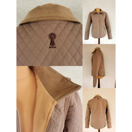 Ravissante et astucieuse veste Paddock, chaude avec doublure polaire et coupe féminine très cintrée Ravissante et astucieuse veste Paddock, chaude avec doublure polaire et coupe féminine très cintrée